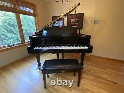 Baby Grand Piano, Samick Model SIG-50. Polished Ebony Excellent